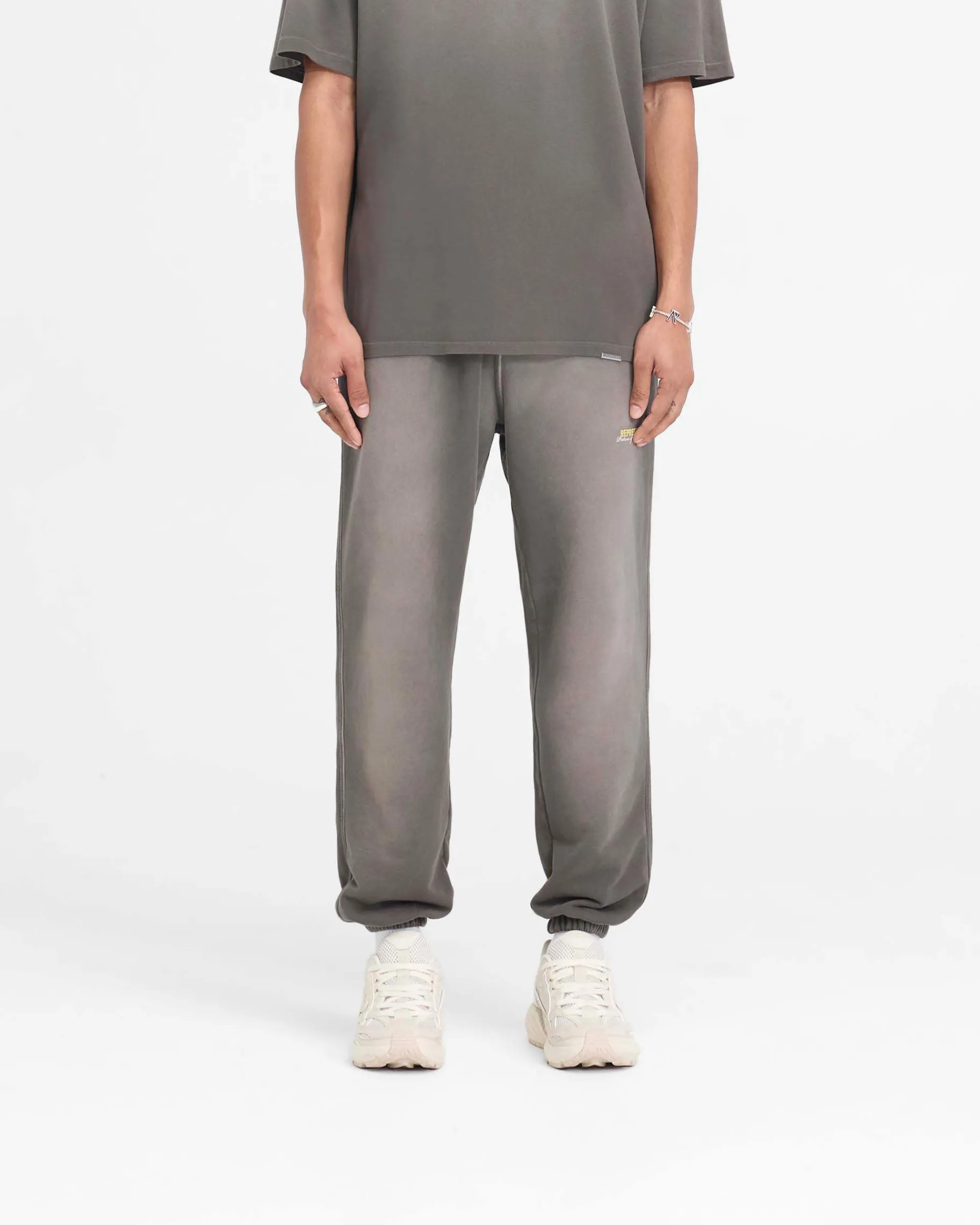 Represent Patron Of The Club Sweatpant - Washed Olive> Sweatpants | Pants